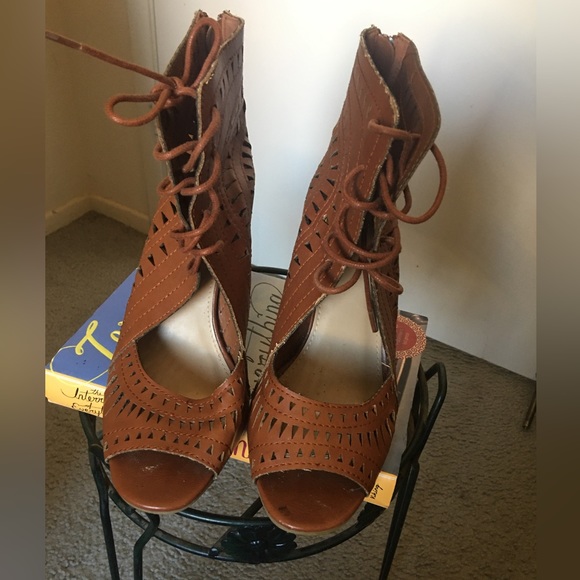 🚨 5/$20 Adorable lace up wedge sandal booties - Picture 2 of 10